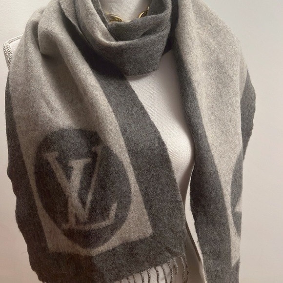 Louis Vuitton Scarf Luxurious Soft 70”L x 11” W 75% Lambswool, 25% Angora 40148S - Picture 2 of 7